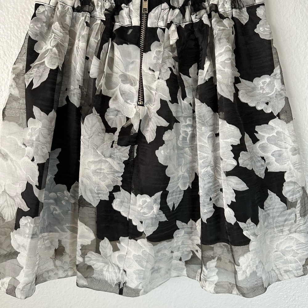 Floral Black And White Skater Size Small Skirt BNWT - Picture 3 of 5